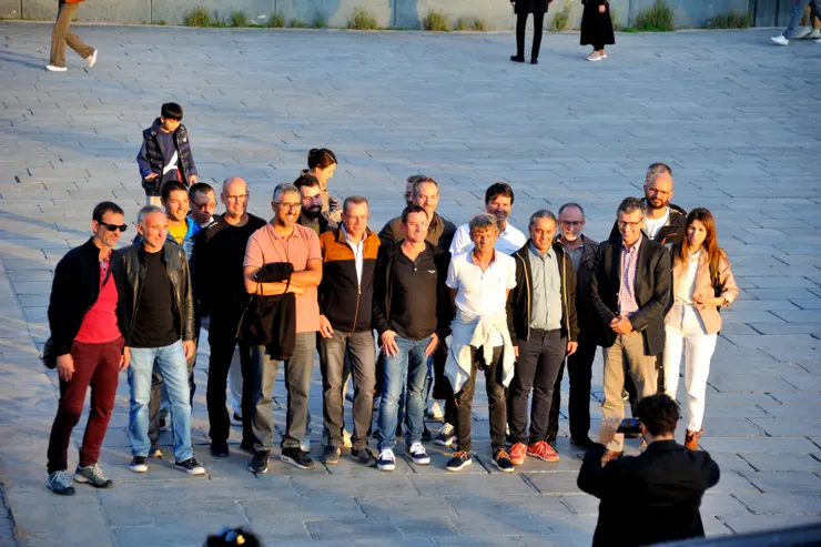 【雖不能進尊前留影一見仍勝百聞】