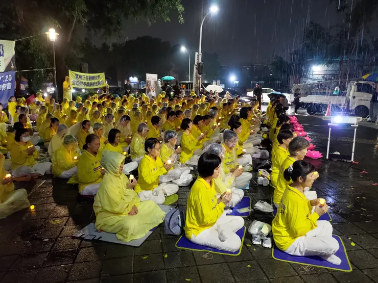 許多人伴隨燭光，淋雨到最後。感謝老天，當晚氣溫很溫暖，雨水也意外的給活動帶來光影效果。