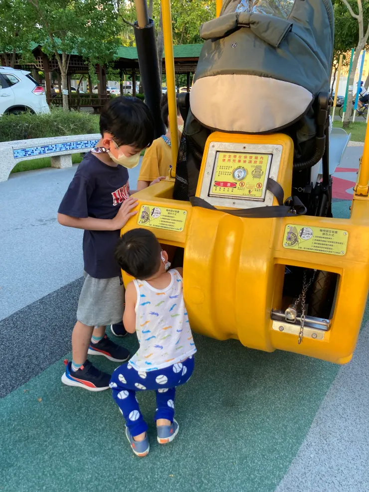 兩歲多就非常熟悉如何操作的弟弟