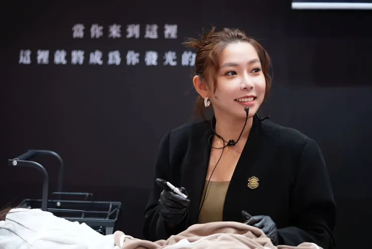 圖說：霏霏老師以專業與熱情，讓台灣美業在世界看見實力與信念。（圖／希冞美學）