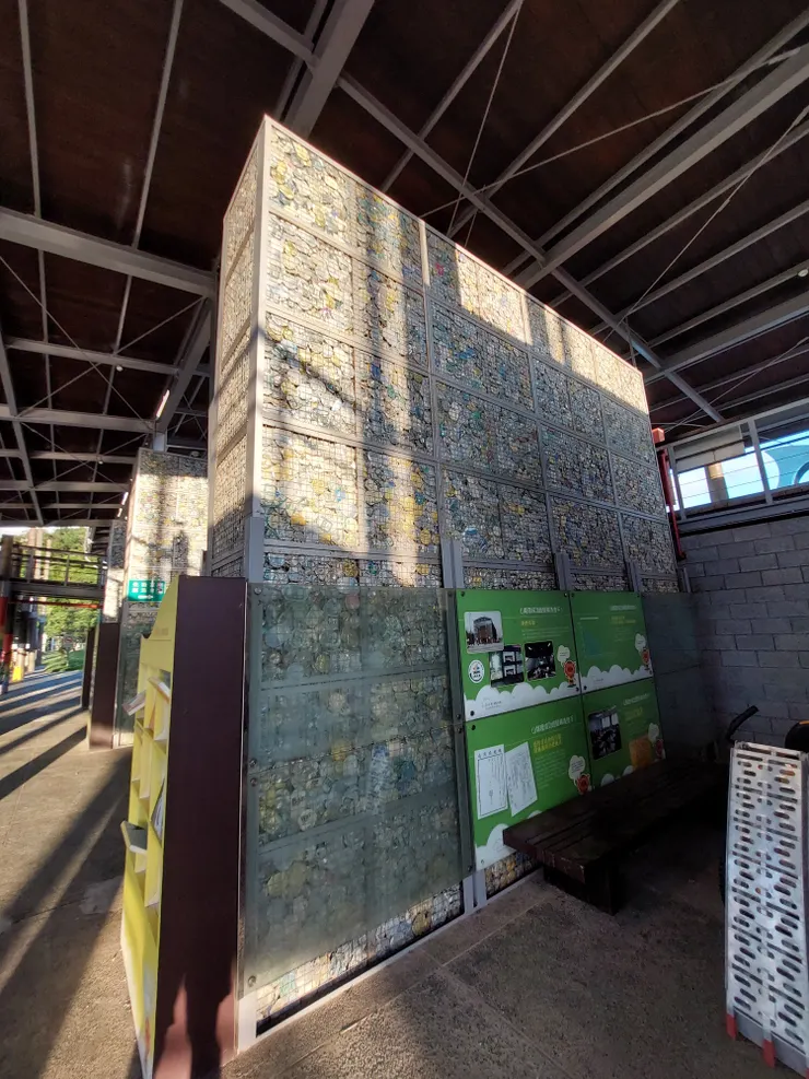 廢鋁罐堆疊成的牆面