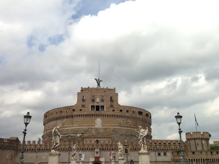 聖天使堡的用途在落成後，兩千年來經過多次轉變