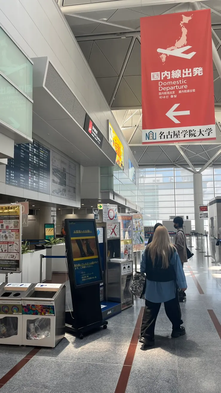 如果穿靴子就要脫鞋。