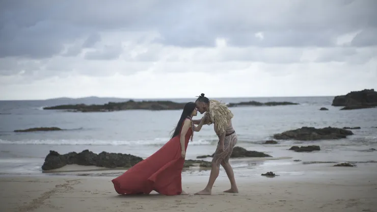 阿洛與毛利音樂家行 hongi 碰鼻禮