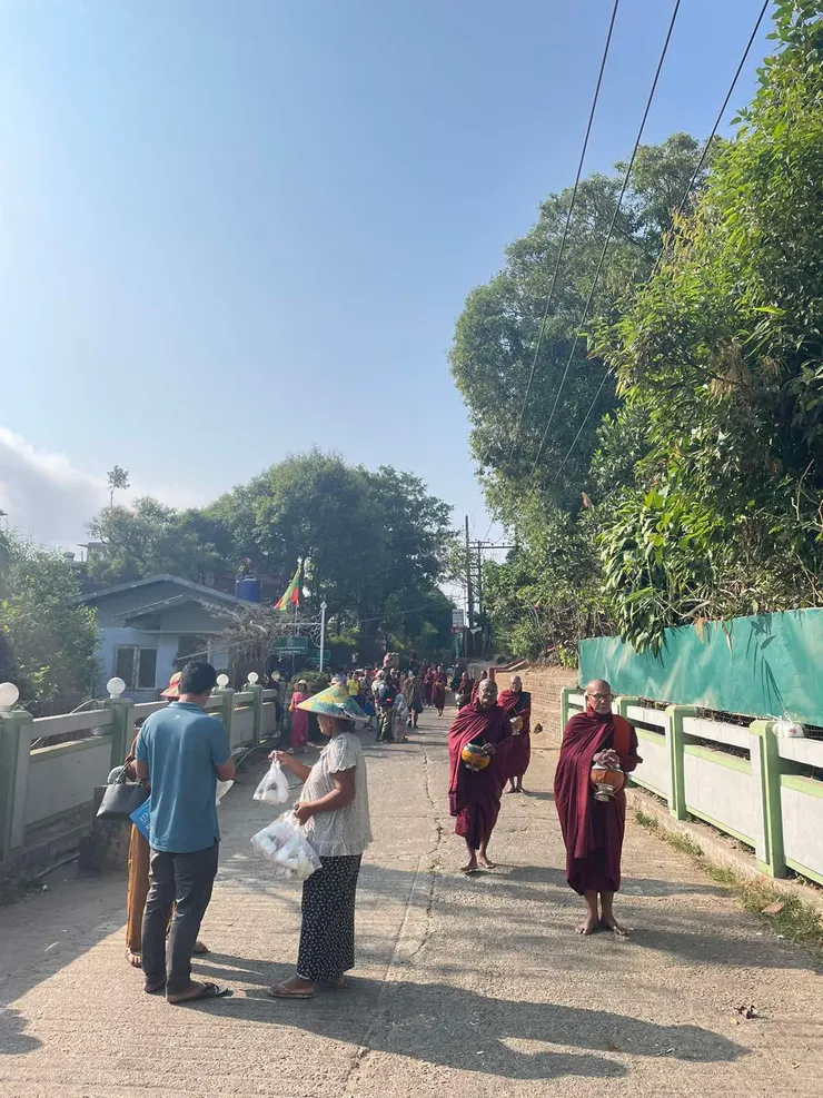 如果遇到和尚化緣想佈施的話，可以直接捐錢或跟路邊的小販買飯菜