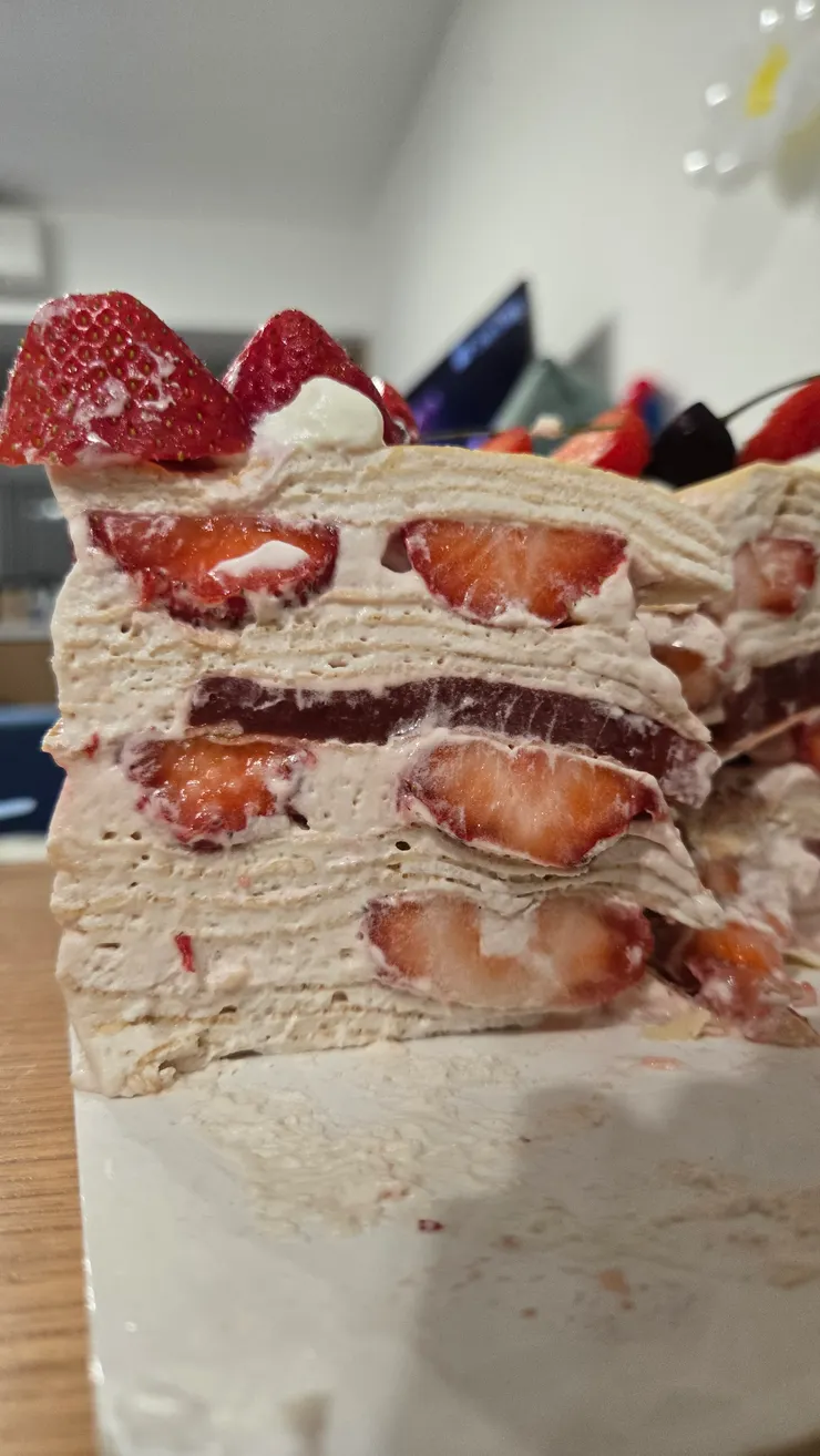 超大顆的優質草莓和櫻桃，夾餡還特製酸酸甜甜的草莓凍…