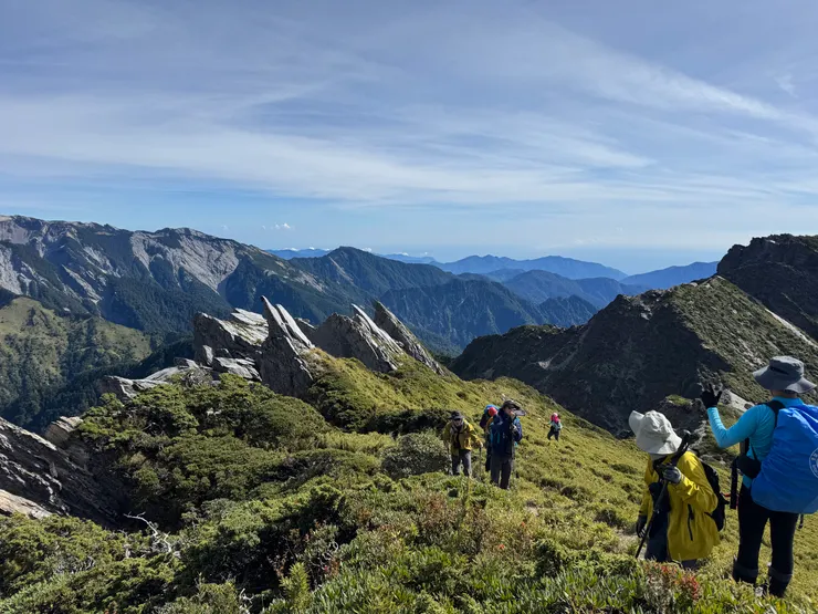 過陵線岔路口路徑較平順，不過在這樣的高海拔仍是只能緩慢前進。