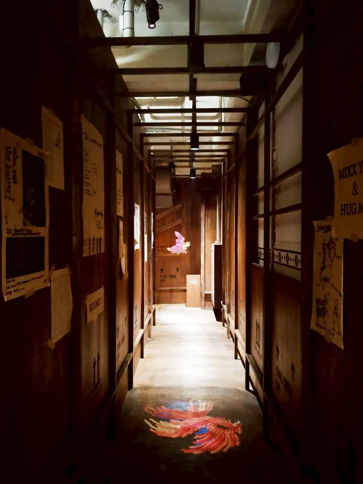 踏入昏暗的通道，每一步都充滿期待感