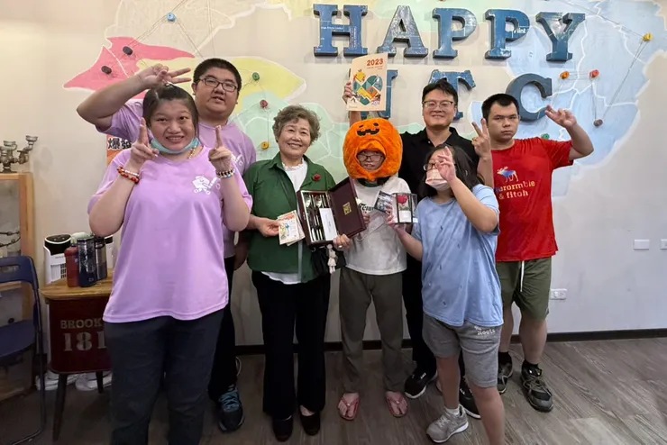 （圖說：臺韓貴賓互贈紀念品並合影留念，為交流活動畫下溫馨句點。）