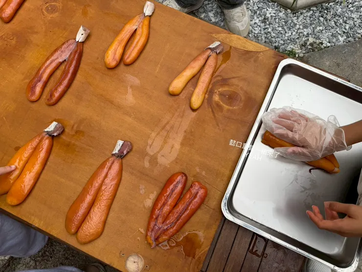 靜置後已經將鹽巴沖洗掉的烏魚子，全數排列好。