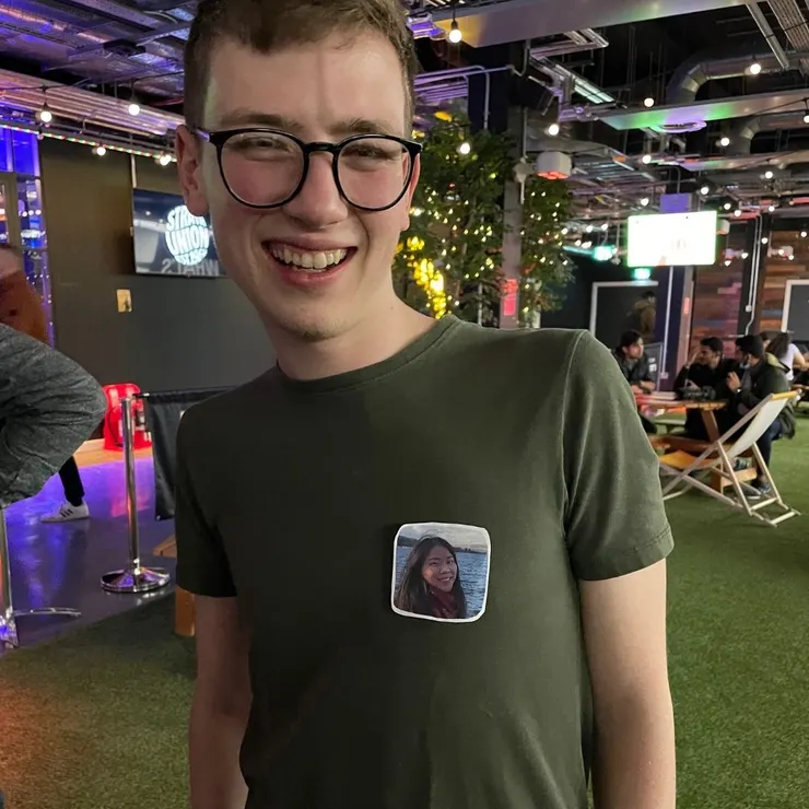 我與我在學生會工讀的同事好友們，他們是我在競選期間的精神支柱。我同事兼好友在左胸前貼上我競選宣傳用的大頭貼，像是小勳章一樣，以表支持。