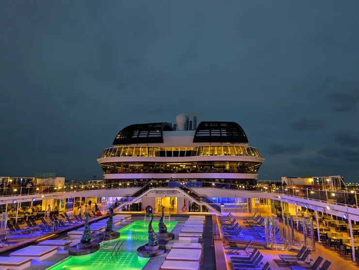 夜晚的15樓甲板