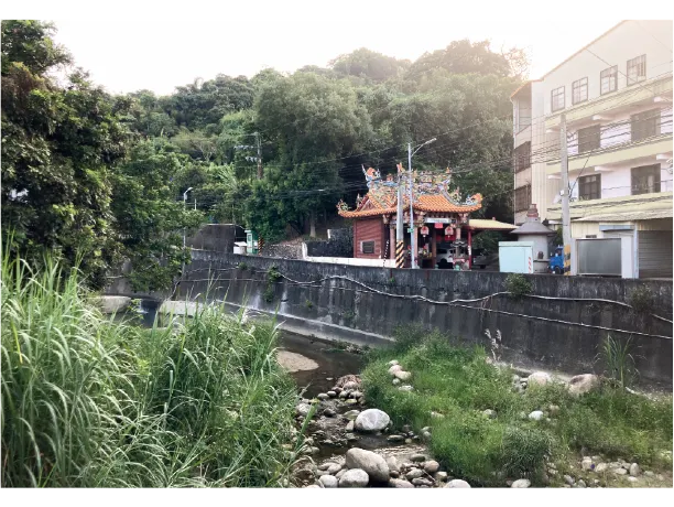 位於下坑溪金龍橋旁的庄中福德祠