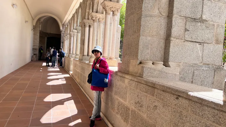 雨過天晴長廊盡頭是人骨教堂售票處