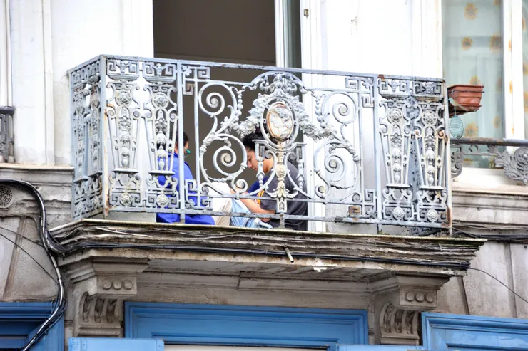 【繞一圈回家！街景之三，在陽台滑手機的一對女子。】