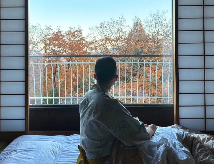 天剛亮就看到外面整片的紅葉