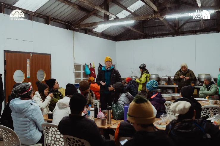 整修後的七卡山莊環境真的很棒,容量又大,還有好用的餐廳暨交誼廳,當然要好好地分享無痕山林的理念與登山安全故事啦!