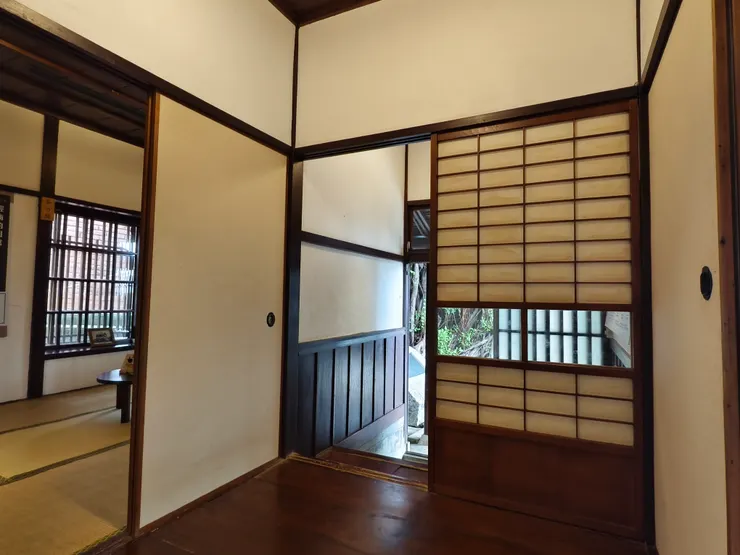 由車寄進門後，經過玄關脫鞋，再到取次。取次是個通連房間的小空間，相鄰為座敷（客廳）、茶之間（飯廳）及廊下（走道）。