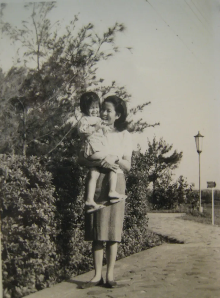 媽媽和姊姊的合影，寄給美國的先生，讓他知道妻女都好。