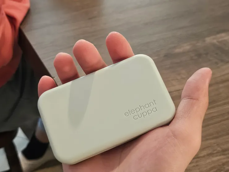 拿在手上,真的是小的不可思議...