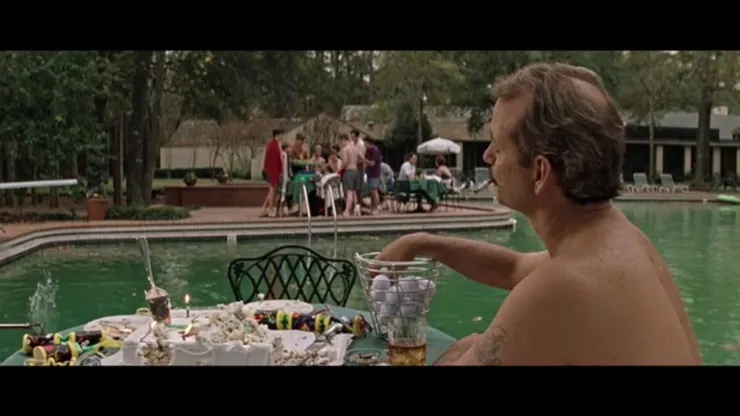 圖 3 Herman參加雙胞胎兒子生日時,無聊地向游泳池丟高爾夫球