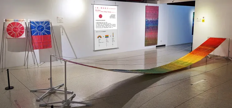 積吶虹光，〈虹橋〉，2019年，壓克力顏料、紙，595X59 cm。