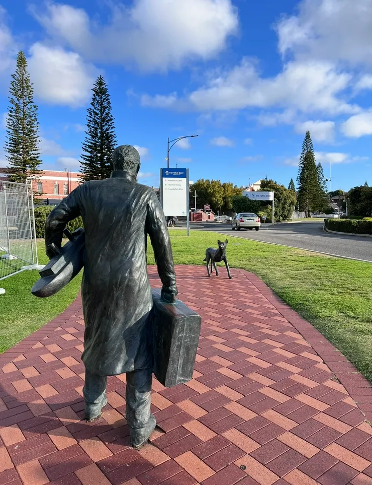 下船後，迎來這麼動人的雕像作品