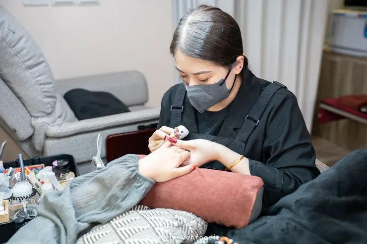 [板橋新中式美睫設計]AN藝術工坊，忙碌女生的救星！2.5小時同步完成美睫手足美甲保養，躺著睡一覺就變美，板橋美甲推薦，附最新美睫美甲價格表