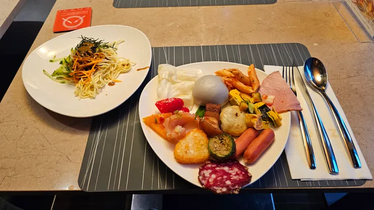 和逸飯店台北民生館的早餐也很好吃!儒儒很愛那個烤櫛瓜!我很愛那個涼麵!