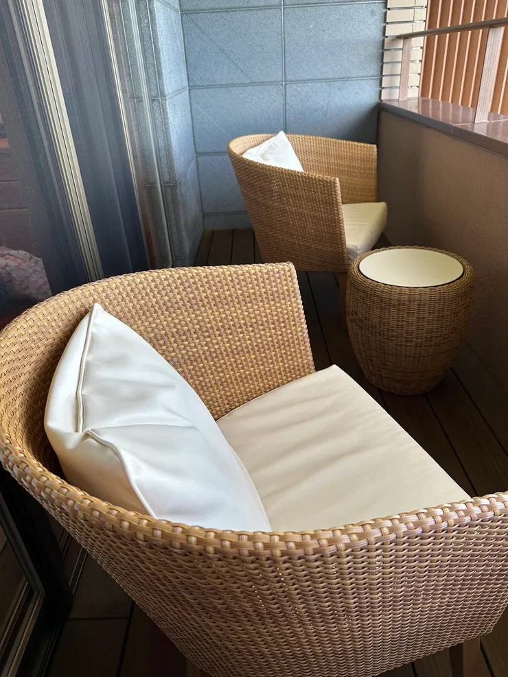 陽台舒適的藤椅及小桌子