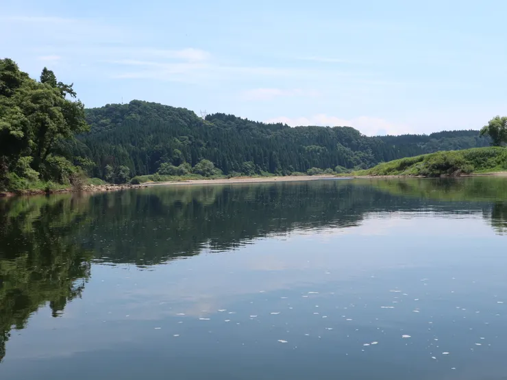 其實景色還算青山綠水很愜意，但是若在30度高溫的船上，就有點太阿雜