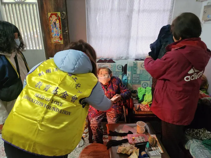 寒冬送暖_獨居長者關懷