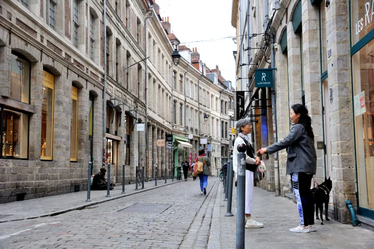 【街道清寂踩過石磚聽見百年迴響！十點多的老街區没什麼遊客。】