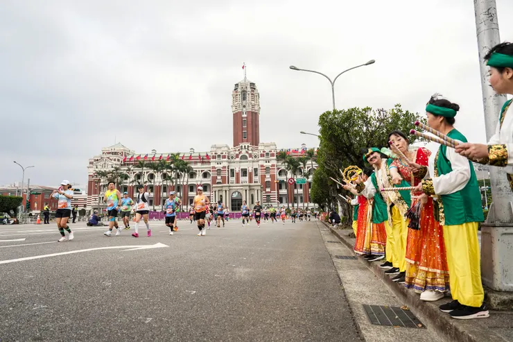 臺北馬拉松賽道加油團