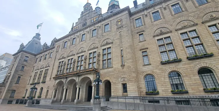 一早經過市政廳...趕去車站.....莫名被兩男生離很遠搭訕喊話...問我有沒有口香糖!? LOL