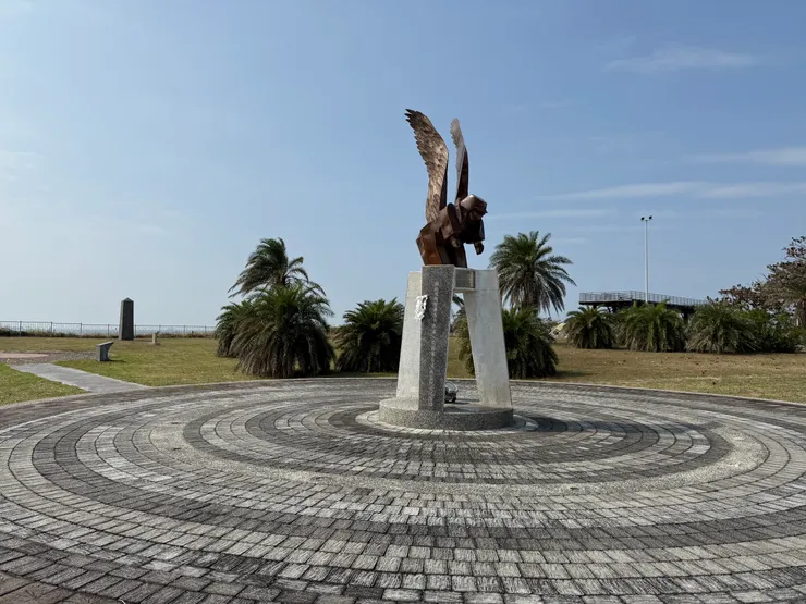 高雄旗津戰爭與和平紀念公園主題館外，國共內戰殞身原日本軍、前國軍台灣無名戰士紀念碑，班與唐攝