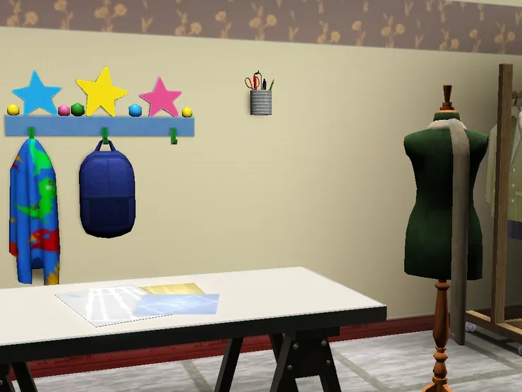 文具掛在牆上方便設計師替人偶量度尺吋，也不佔地方。