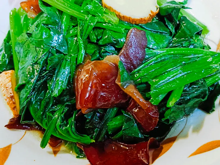 木耳炒菠菜                                                                          梵靈乾坤工作室提供