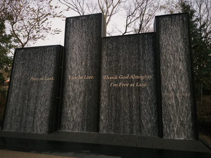 園區內禁止攝錄影,這個紀念噴水池是唯一可以開放拍照的作品