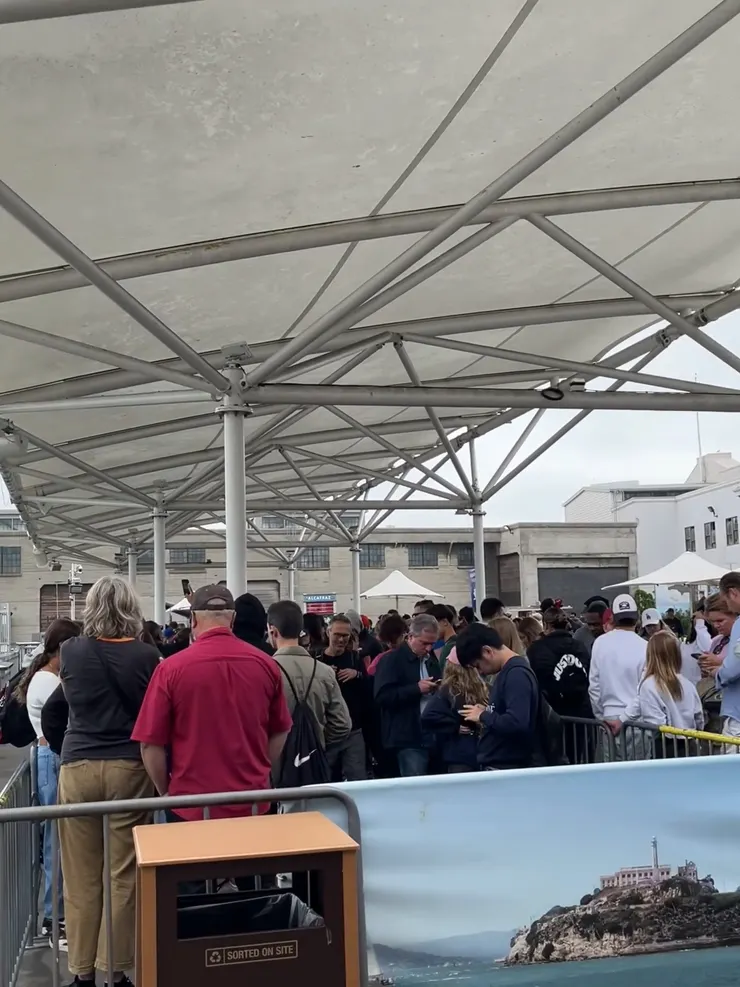 排隊登船 (一大早就好多人)