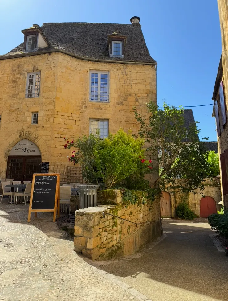 大街、小巷，開著一家又一家的餐廳