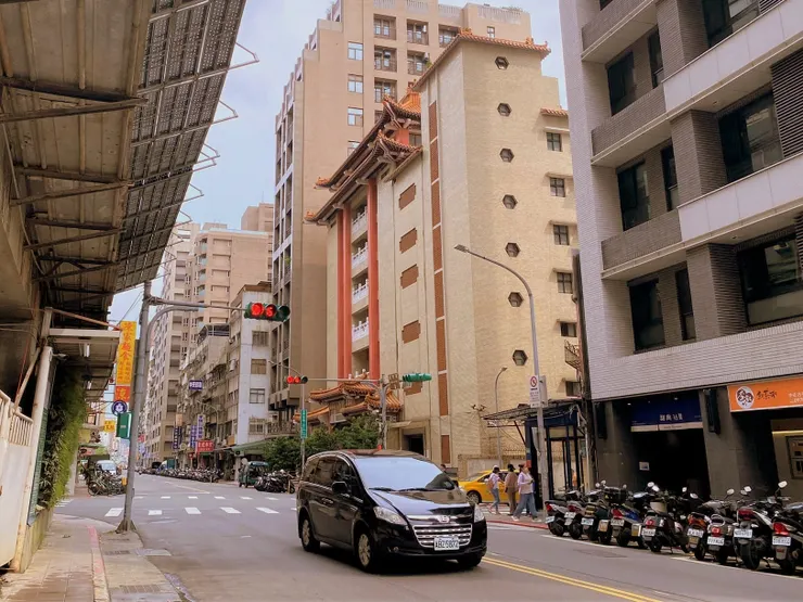 原西本願寺派的了覺寺，1945年改為十普寺，現為中國佛教會址所在