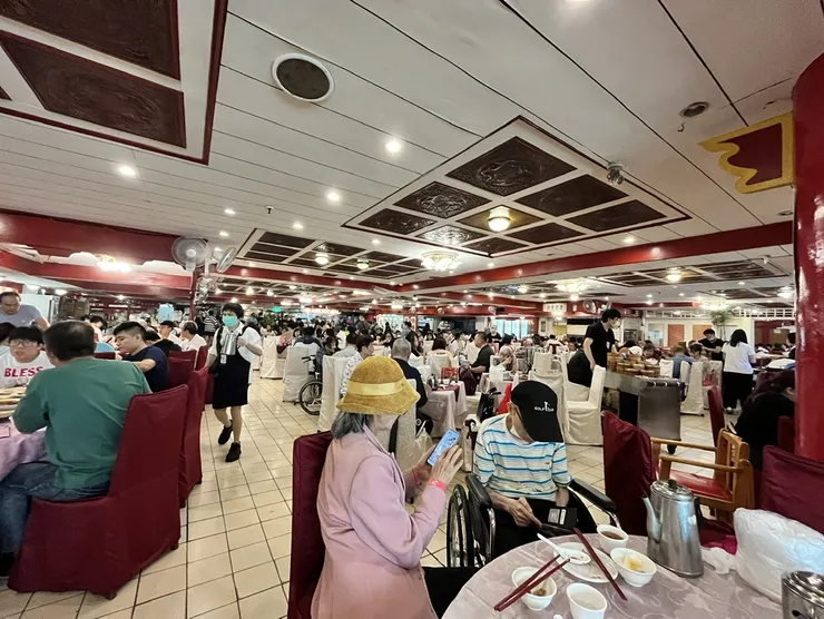 可能是我要求太高就是,從十一點半開始高朋滿座候位排到門口,到兩點我們離開都沒停過。