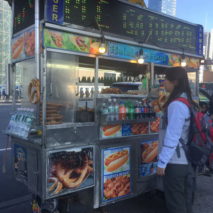 被香味吸引的卡蘿，堅持要買來嘗嘗