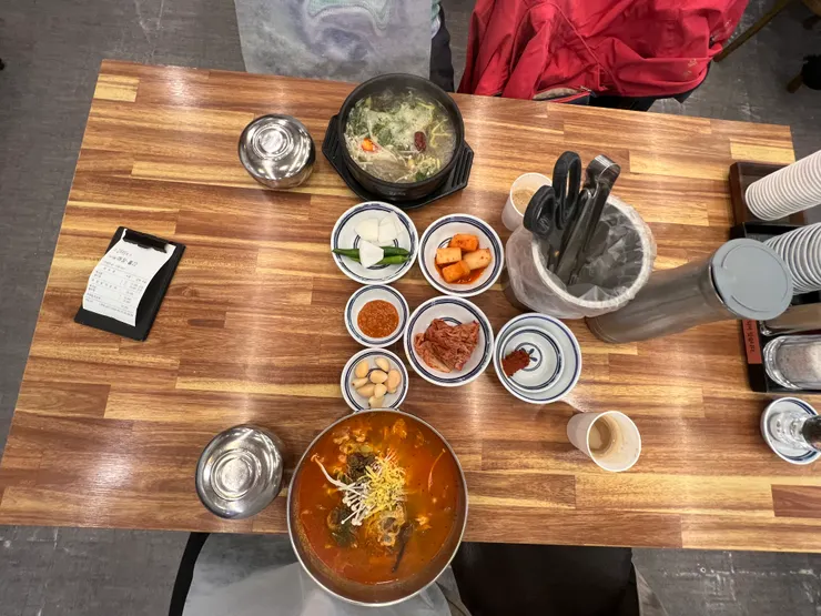 點牛排骨湯的話，會另外附上醬料和剪刀、夾子。