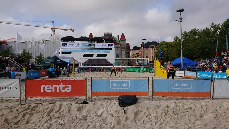 市中心有沙攤排球比賽，還有免費批薩可以吃~