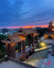 傍晚餘暉與廟宇燈光互映（圖片截圖於網路）