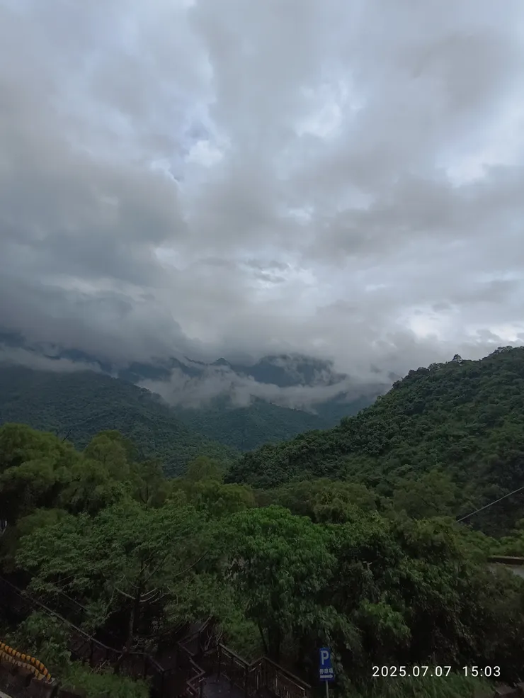 雲掩山羞