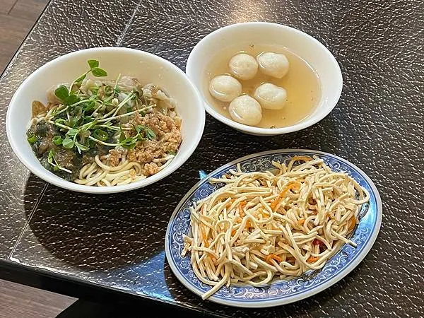 (信義區美食)查記麵館~老字好紅油皮蛋麵!餛飩飽滿、魚丸彈牙