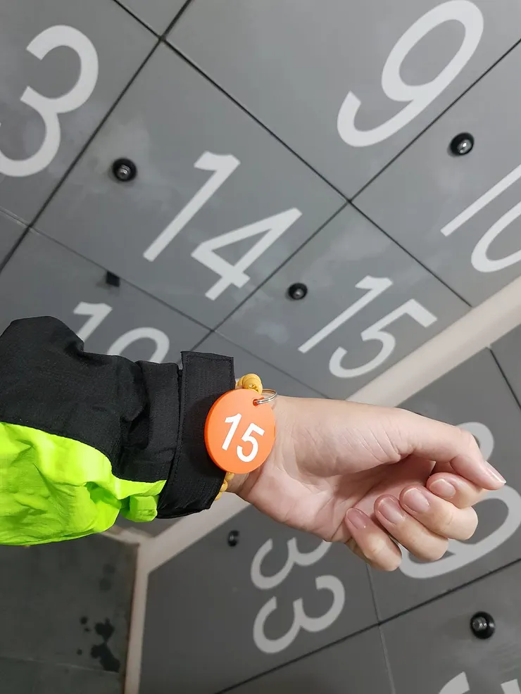 寄物只會取得號碼牌而無鑰匙，使得寄物安全性存在疑慮。攝影：UX.Debugger。